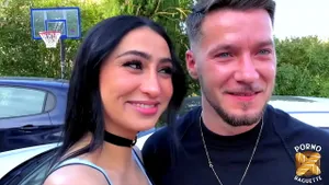 Pam et Didi partagent une bite dans un trio français