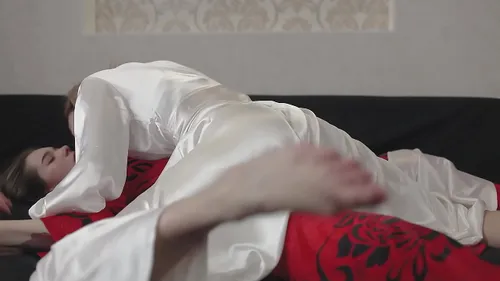 Blonde gros seins baise lesbienne brunette chatte mouillée